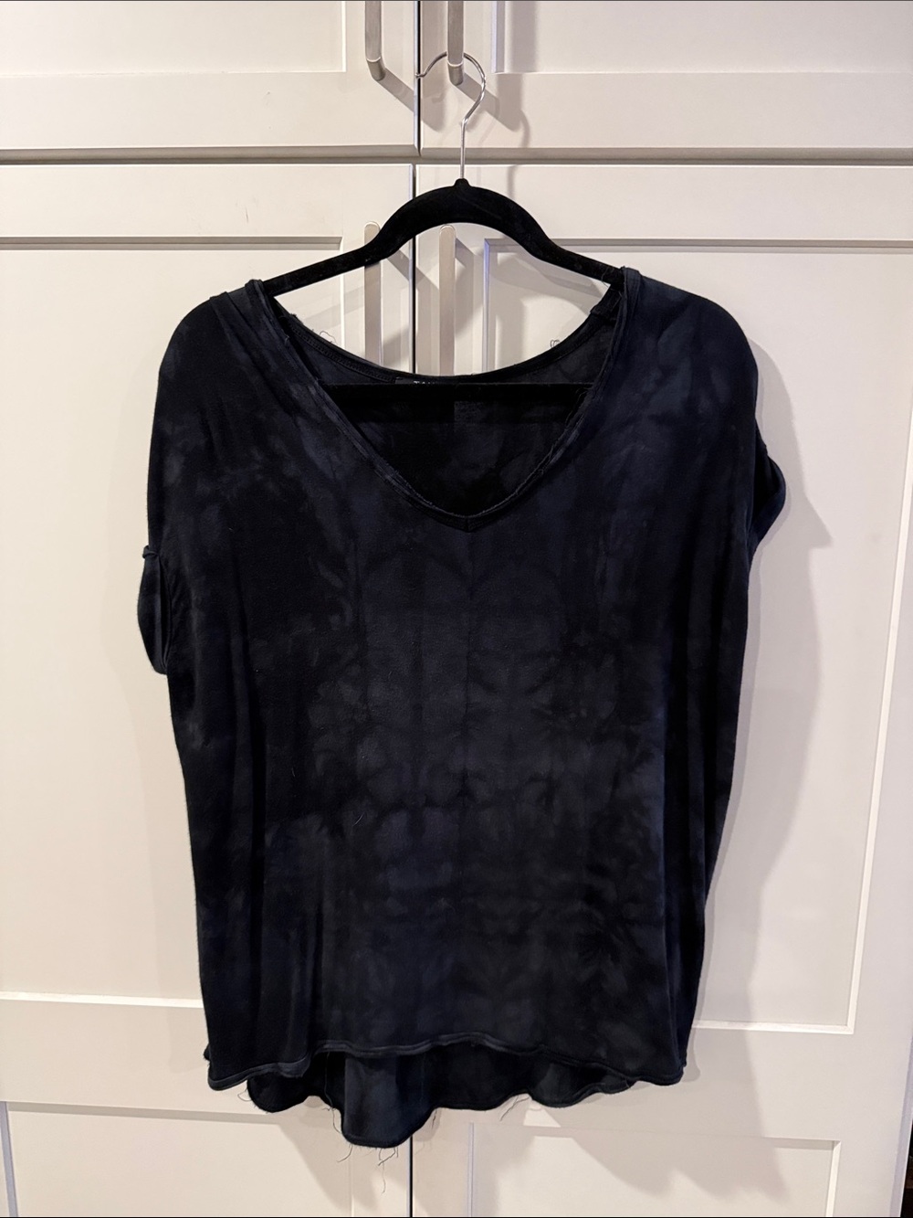 Tahari Black Tie-Dye V-Neck Short Sleeve Top